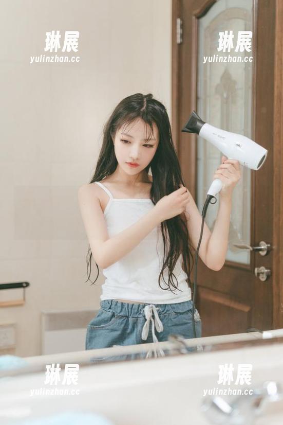 咦，喵糖映画的照片，蕾丝吊带是主角，但旁边的光影真的也很有戏。