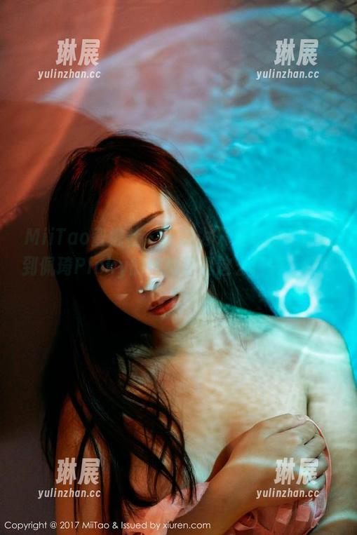 MiiTao蜜桃社 - 还以为只是泳装，没想到佩琦Pinky的定制写真这么精彩，啧啧！
