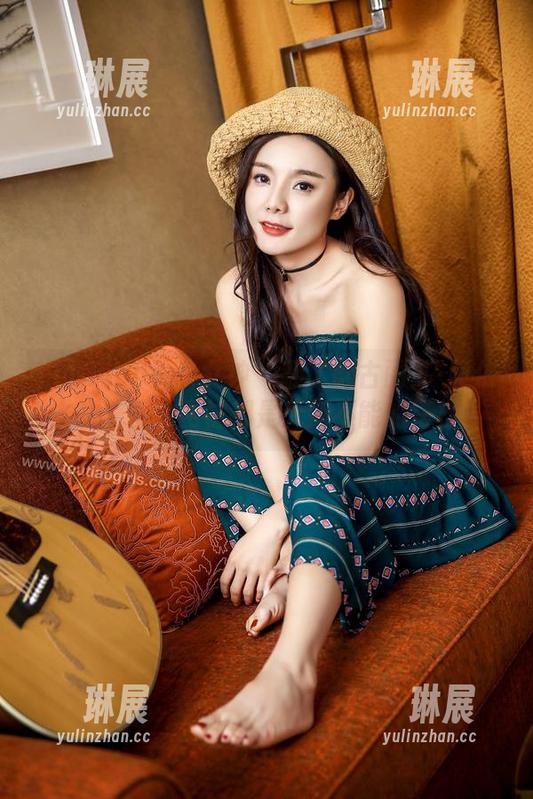 TouTiao头条女神 - 翻了翻古丽苏·阿依木的美图，网袜都是无所不能的搭档！