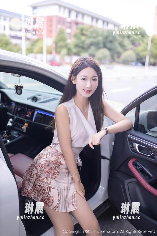 Xiuren秀人网 - 原图中的小逗逗连衣裙：无圣光，只有真实，像是在看姐妹聊八卦！
