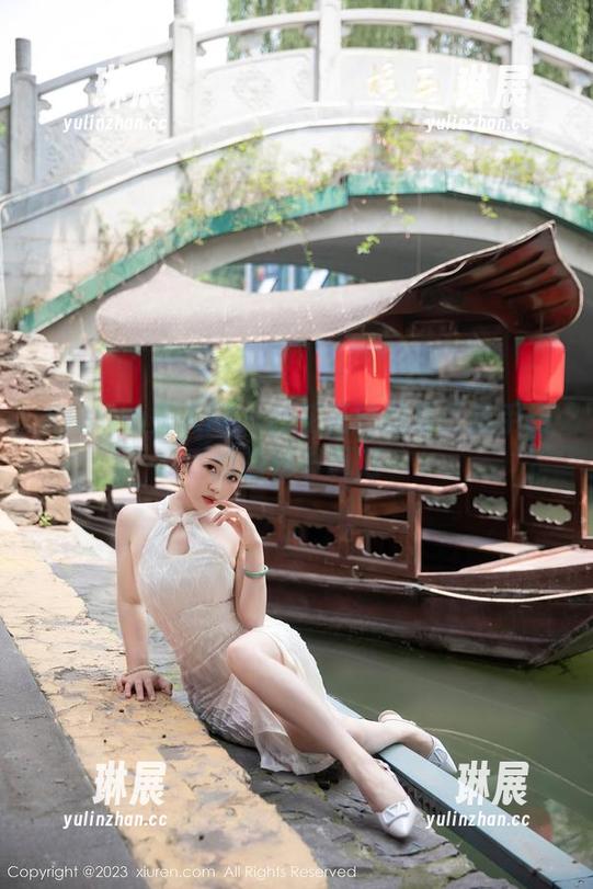 Xiuren秀人网 - 杜花花的图集：选手出道的秘书风范
