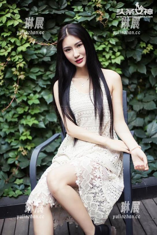 头条女神 - 穆菲菲的制服写真，化身职场女王但又不失俏皮，分享一定要点赞！