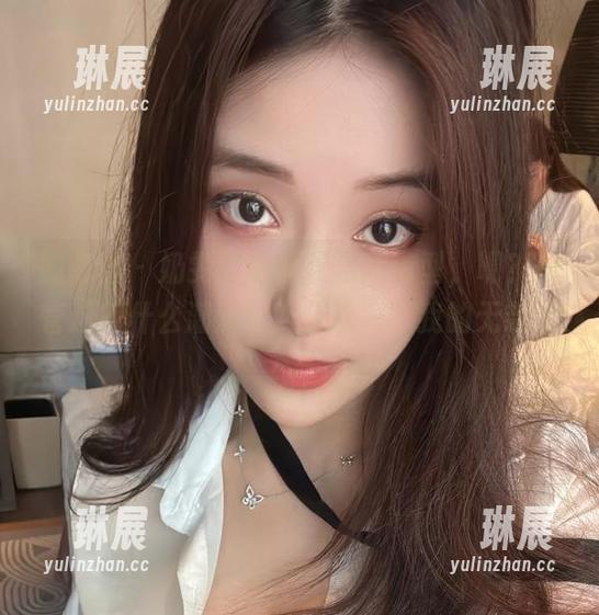 微密圈 - 奶雯的最新双马尾造型，嗯？你管这算什么潮流！？分享一下我的无奈吧。