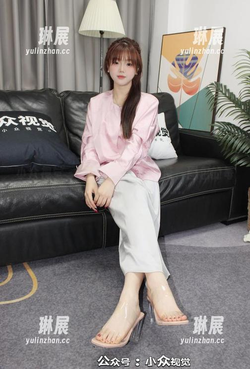 小众视觉 - 兰兰的无圣光吊带，图包的每一帧都在打破界限……