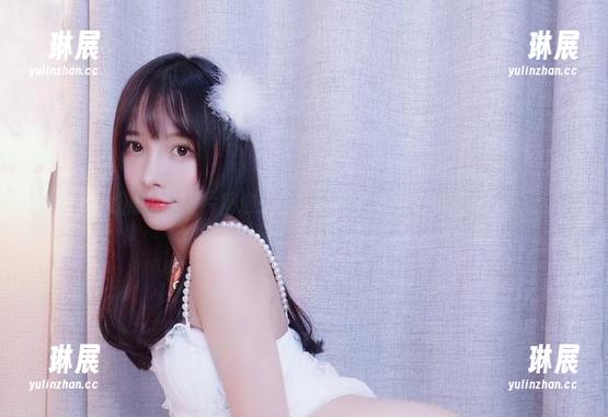 小小奶瓶儿 小小奶瓶儿的图片精选:吊带搭配,个性与欲望的小互动