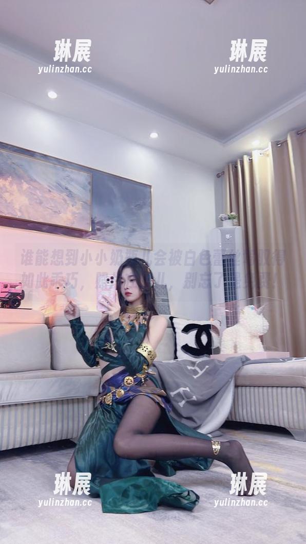 谁能想到小小奶瓶儿会被白色蕾丝驾驭得如此乖巧，照片在这儿，别忘了是免费！