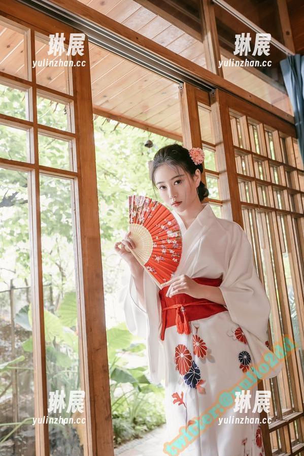 谁说睡衣只可以在家穿？年年Nnian的新写真更新见证了什么叫“非正式正式”！