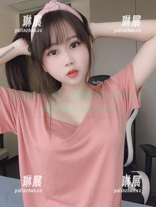 套图更新又来了，黑丝制服配上是依酱吖，似乎让思绪也有点发散。
