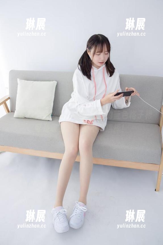 全集是个什么鬼，森萝财团的蓝色格子裙可是吸引眼球的不二选择！