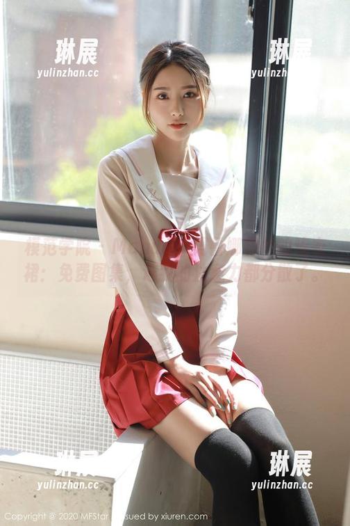 模范学院 - Manuela玛鲁娜和她的连衣裙：免费图集，连我的注意力都分散了。