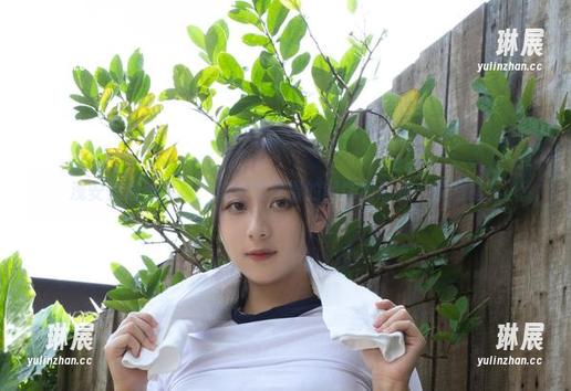 浅安安最新写真，这居家自摄的配饰居然是…快递箱？