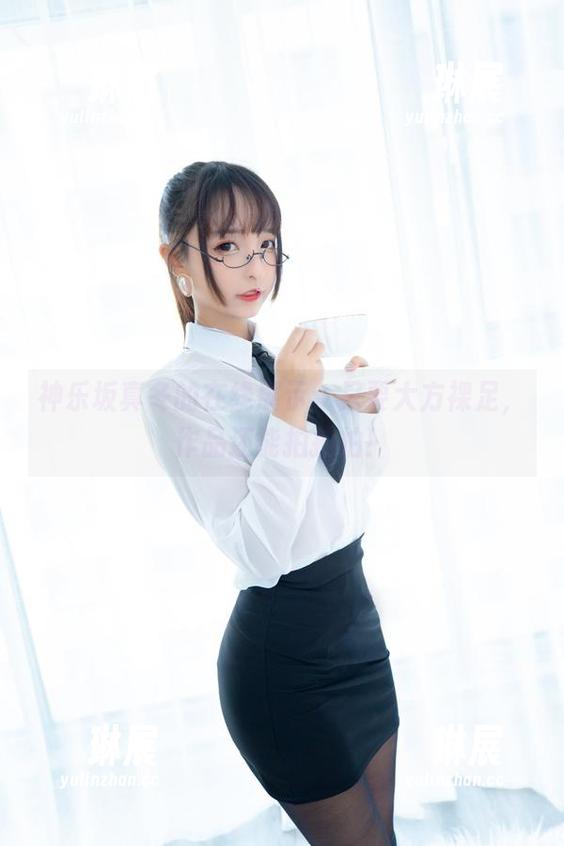 神乐坂真冬的在线展示：只要大方裸足，作品还能拍拍拍！
