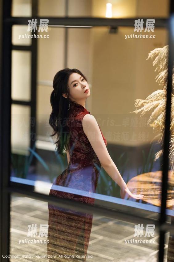 秀人网 - 丝袜美腿里，Cris_卓娅祺的超能力，快来下载，腿部魔法师上线！