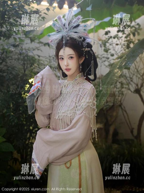 秀人网 - 燕甘甘的图片，黑白交错中有种无形的张力，怎么看都有点意思
