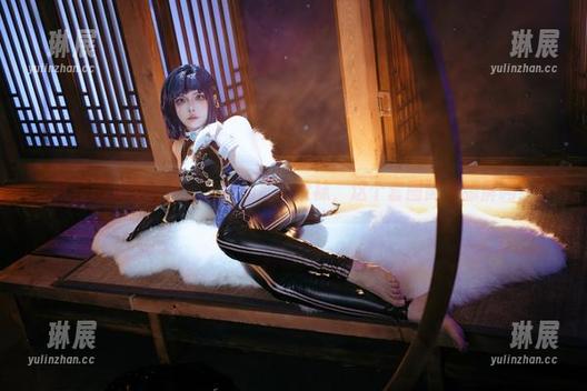 秋和柯基的写真，灰旗袍加条纹袜，这个套图需要舔屏吗？