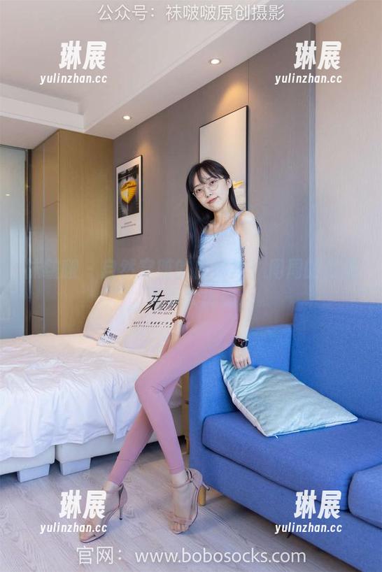 袜啵啵 - 自然穿脏的白棉袜：周周的高清写真大揭秘