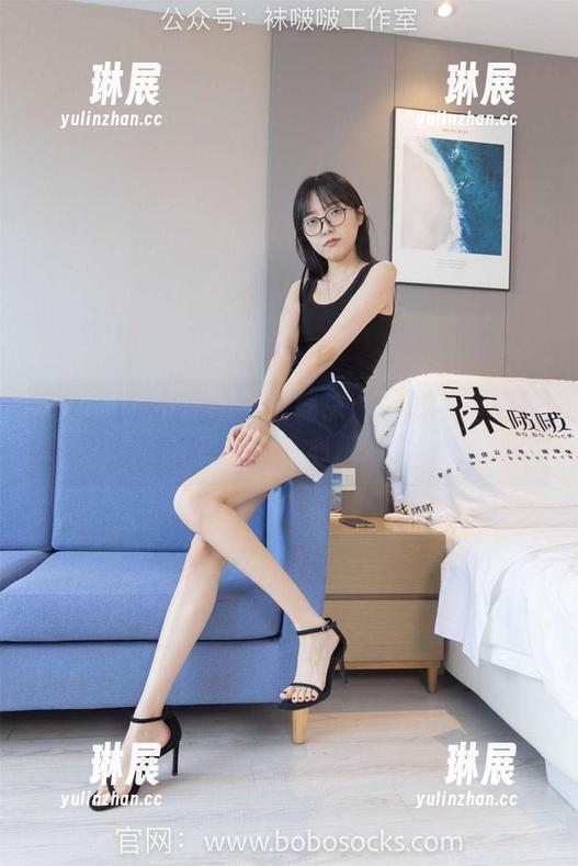 袜啵啵 - 小沫的粉色棉袜：写真集里藏着多少个小心机？