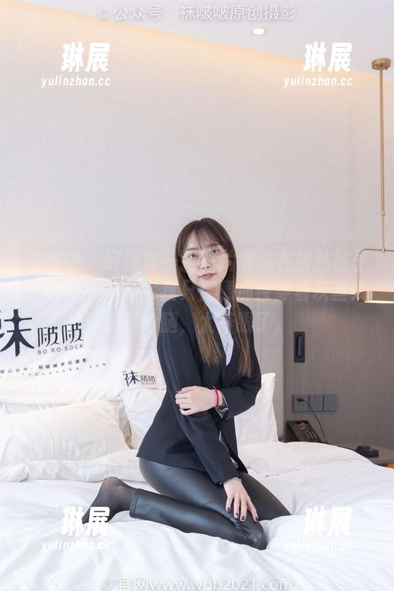 袜啵啵 - 好像每一张照片都是在拼贴稚予的日常，但其实我只在意那条穿着灰丝大腿袜的腿，太养眼了。