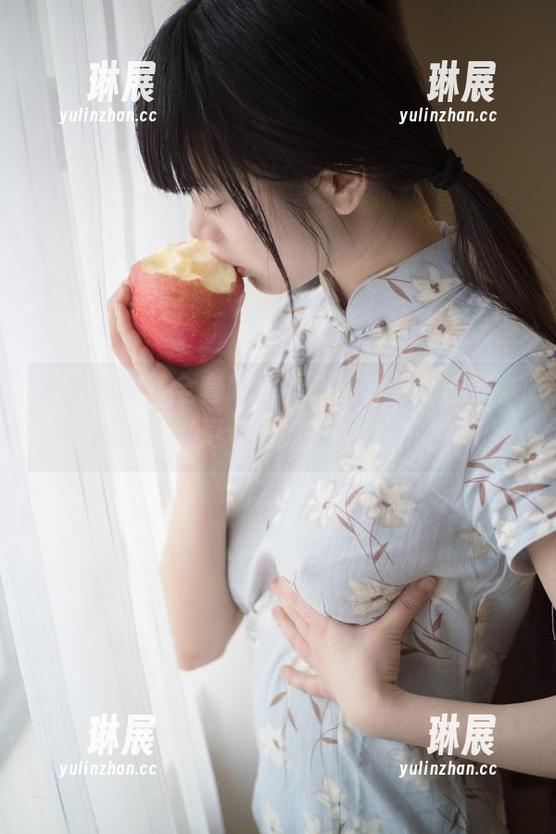 西尔酱穿着全套超薄背心和白色吊带袜，还有比这更“清新”的配色吗？