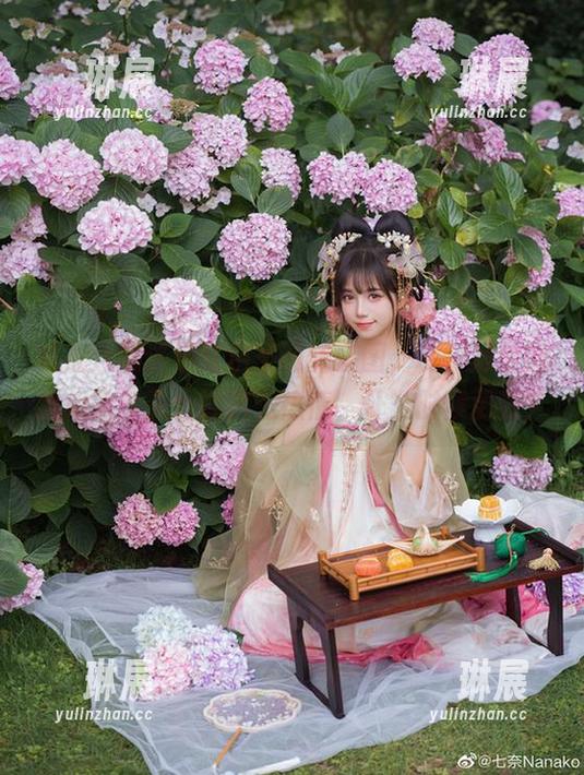 贰加六的这组红色圣诞节套图，嗷，居然逼我相信冬天也能这么热情，什么时候更新？
