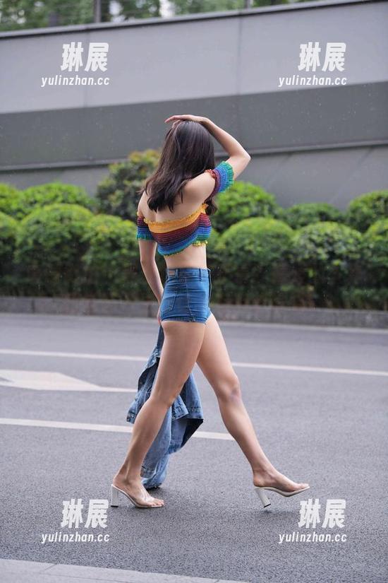魔镜街拍-婷婷 魔镜街拍 - 黑丝也能干正事?婷婷的工作日常图片更新让我有点想偷瞄!