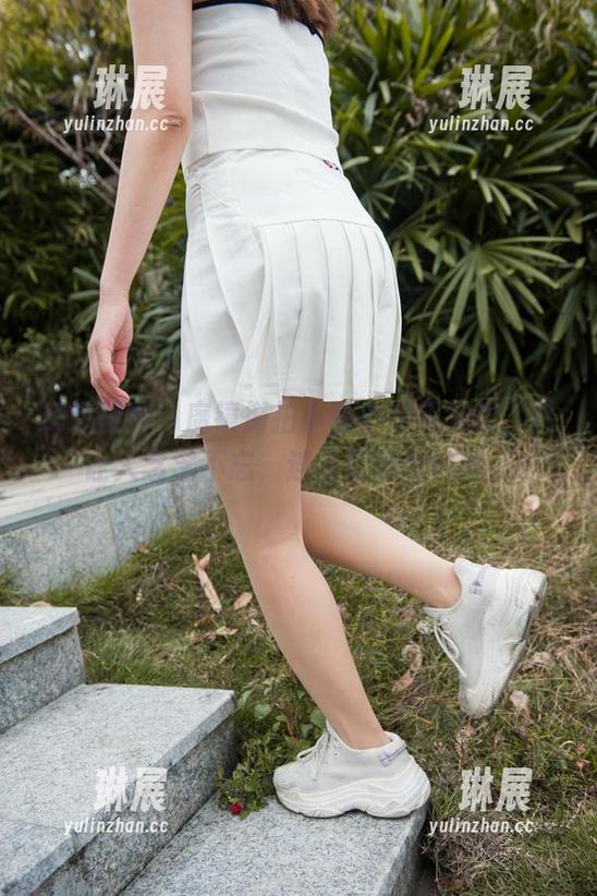 魔镜街拍 精选图库:魔镜街拍小背心短裙组合,真让人念念不忘,连我都好想试试。